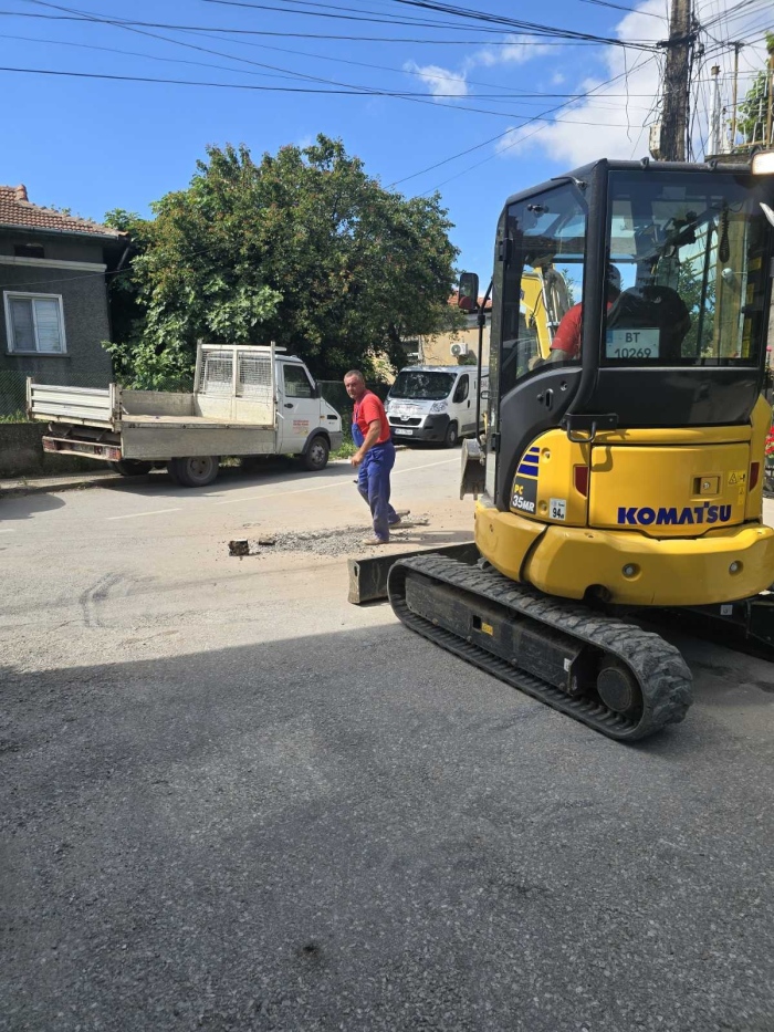 Стартираха аварийни дейности по подмяна на водопровода на улица „Княз Черказки“ в Свищов