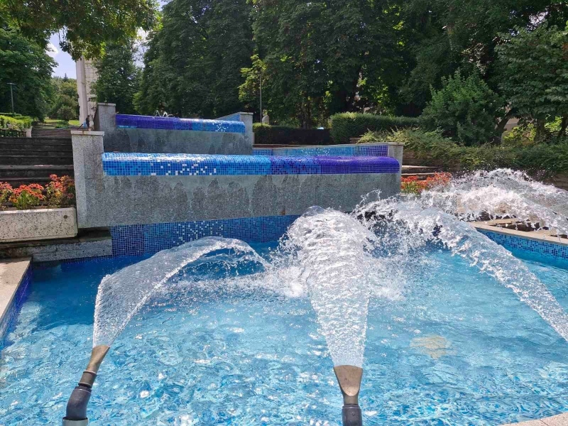 След повече от 5 г. водна каскада в центъра на Лясковец отново работи