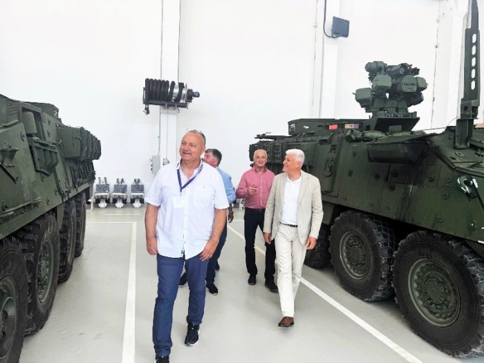 Министърът на отбраната Димитър Стоянов провери напредъка по сглобяването на бойните машини „Страйкър“ в „ТЕРЕМ – Ивайло“ ЕООД
