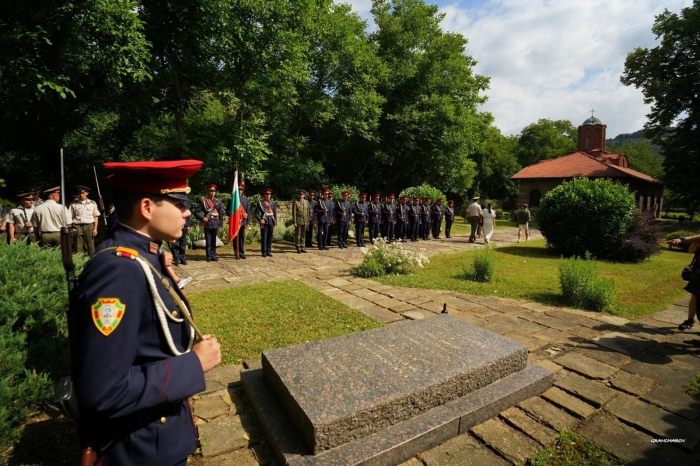 С литургия и военен ритуал Велико Търново отбелязва Петровден