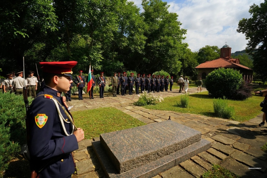С литургия и военен ритуал Велико Търново отбелязва Петровден