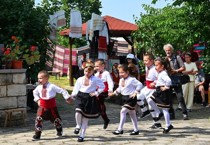 Блъсковци посрещна десетия Празник на шарената черга