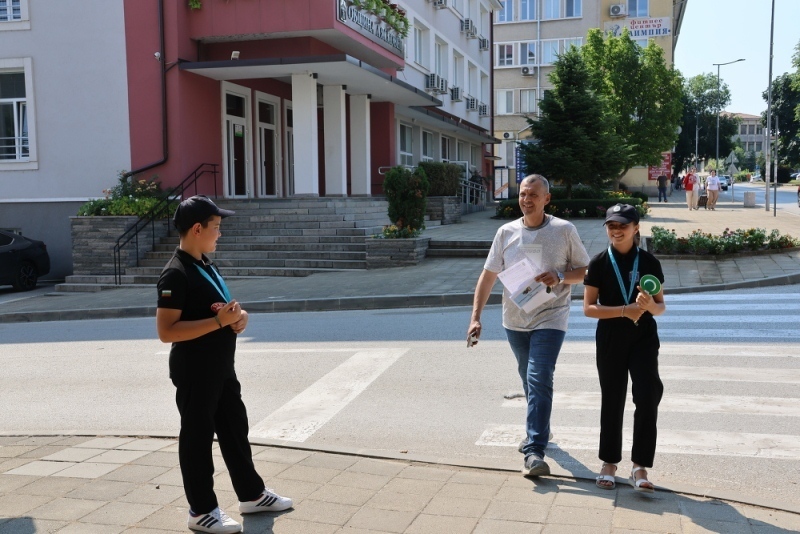 Малки полицаи патрулираха в Лясковец за Националния ден на безопасността на движение по пътищата