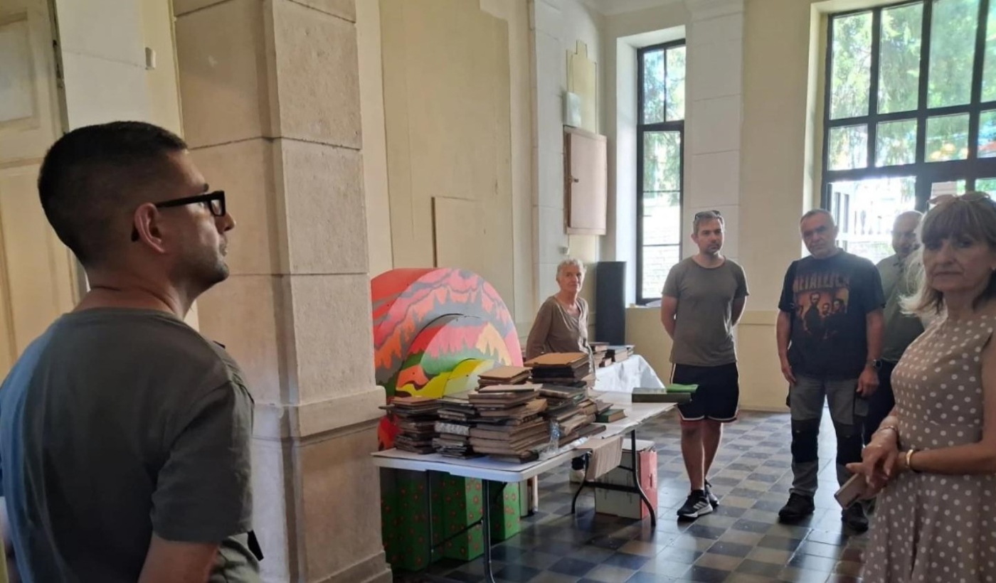 Доброволци вече почистват книгите в читалище „Надежда“ преди ремонта на фондохранилището