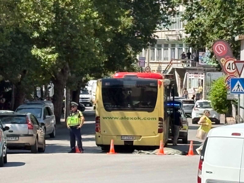 Градски автобус е блъснал и убил жена във Велико Търново