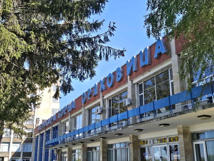 Подавани са сигнали за учебно-тренировъчни полети на Летище Горна Оряховица, от авиогарата отговориха