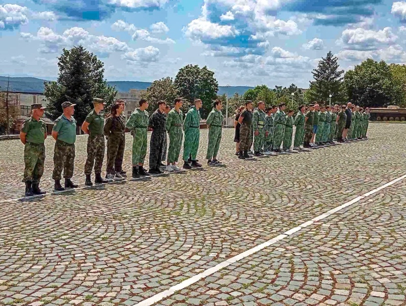 350 ученици и учители се обучава в съхраняване на традициите и историята на Българската армия в НВУ