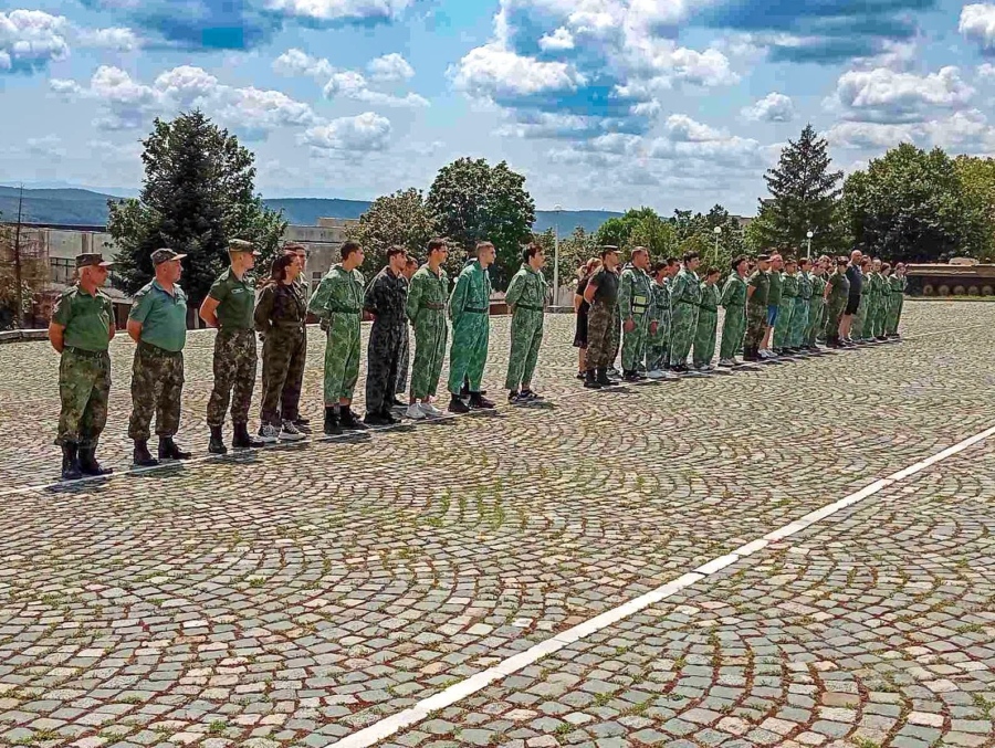 350 ученици и учители се обучава в съхраняване на традициите и историята на Българската армия в НВУ