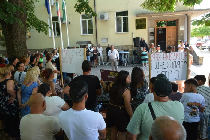 Жители на община Павликени се събраха на протест в подкрепа на Айредин Мехмедов