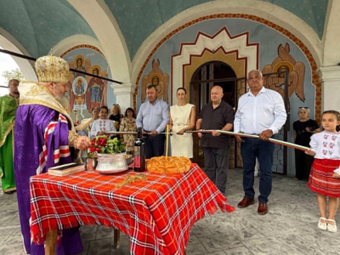 Изцяло обновена църква посреща миряните на Лесичери